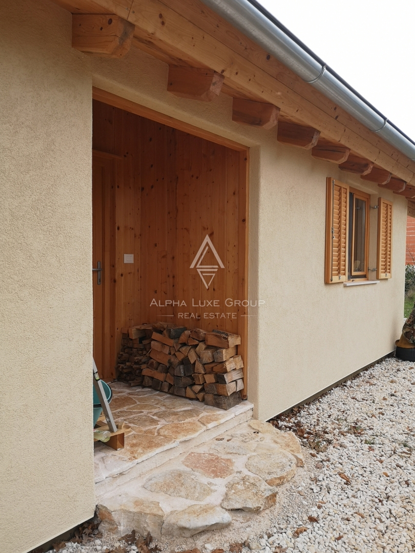 Istra, Višnjan: Skandinavska lesena hiša s teraso