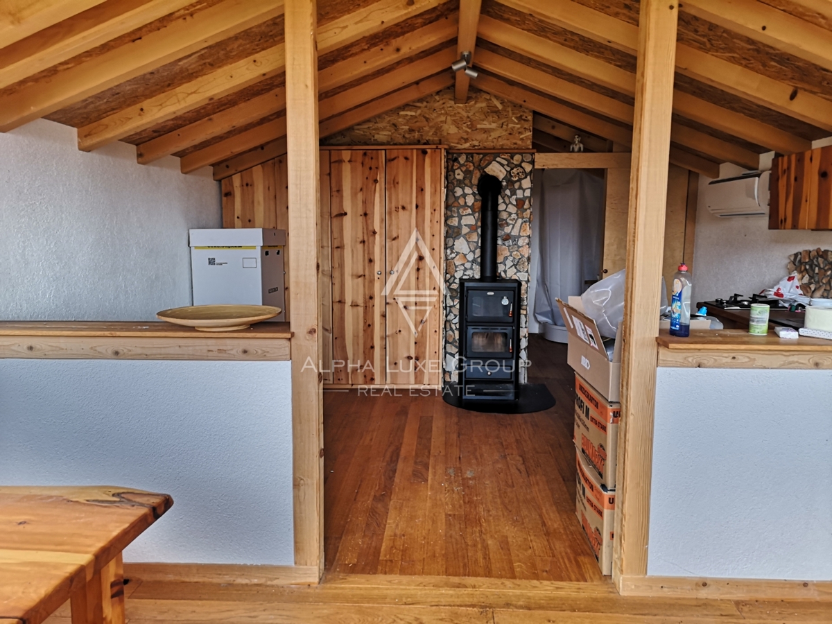 Istra, Višnjan: Skandinavska lesena hiša s teraso