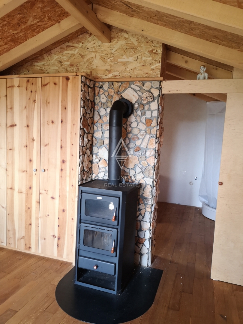 Istra, Višnjan: Skandinavska lesena hiša s teraso