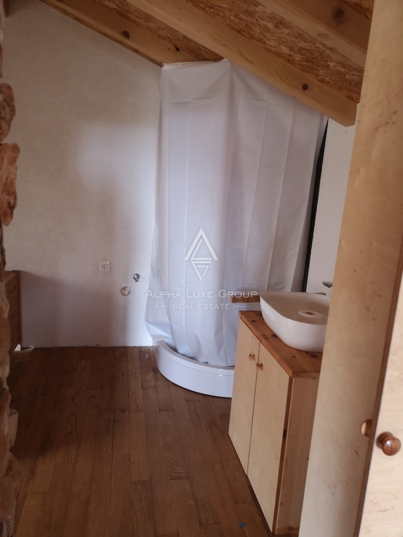 Istra, Višnjan: Skandinavska lesena hiša s teraso