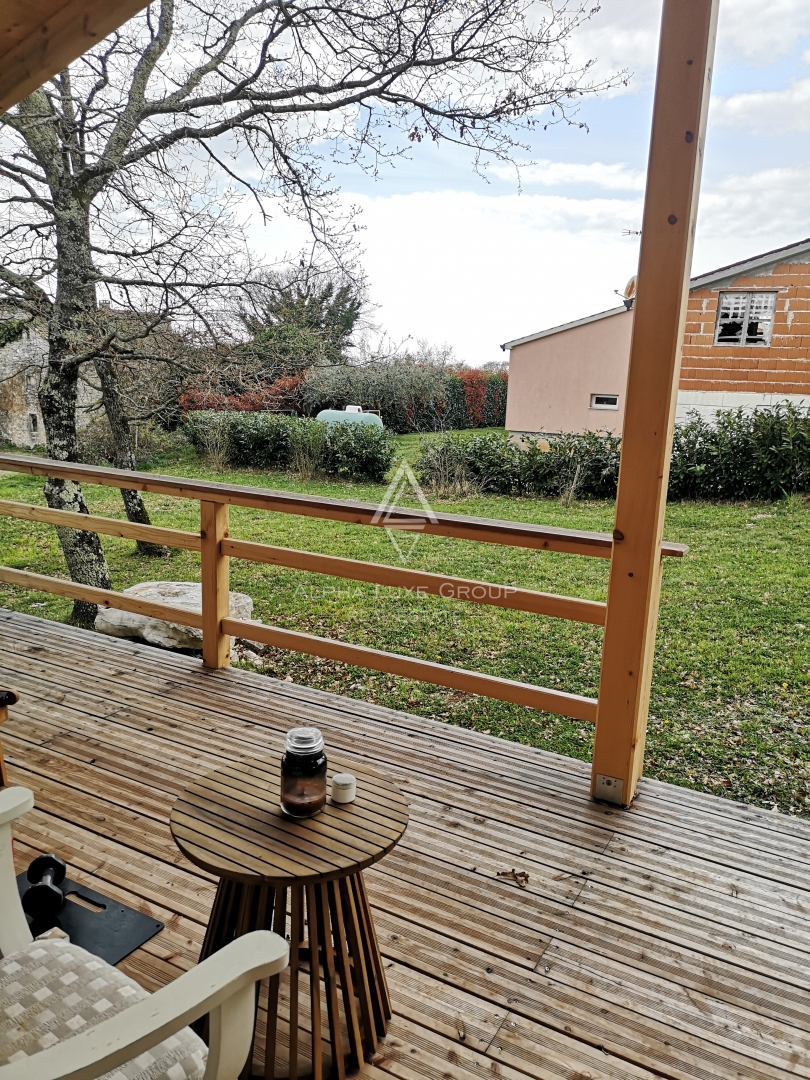 Istra, Višnjan: Skandinavska lesena hiša s teraso