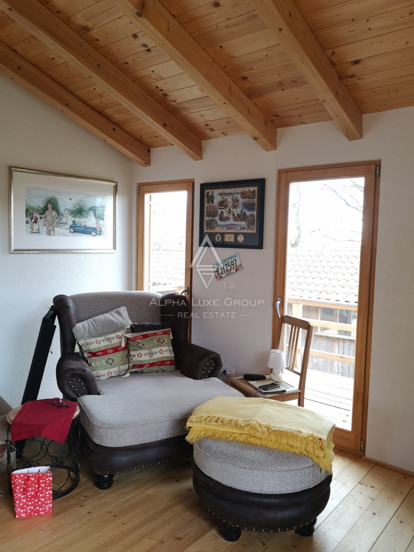 Istra, Višnjan: Skandinavska lesena hiša s teraso