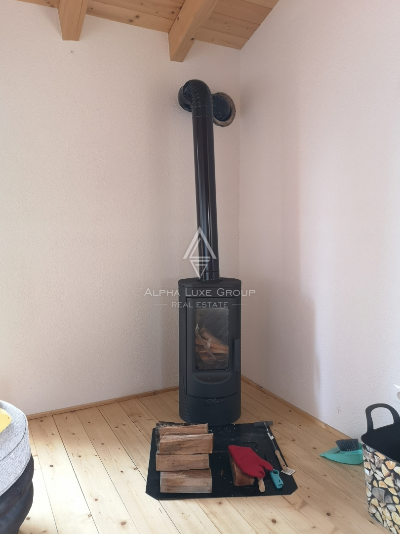 Istra, Višnjan: Skandinavska lesena hiša s teraso