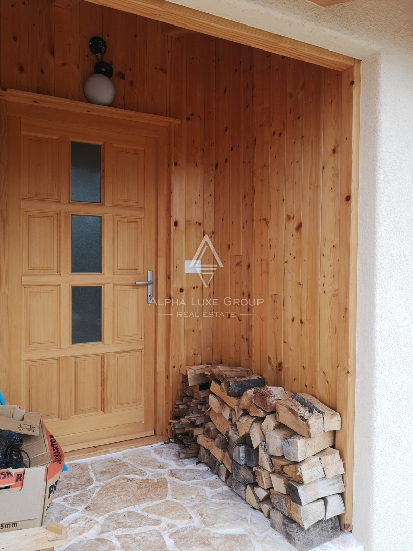 Istra, Višnjan: Skandinavska lesena hiša s teraso