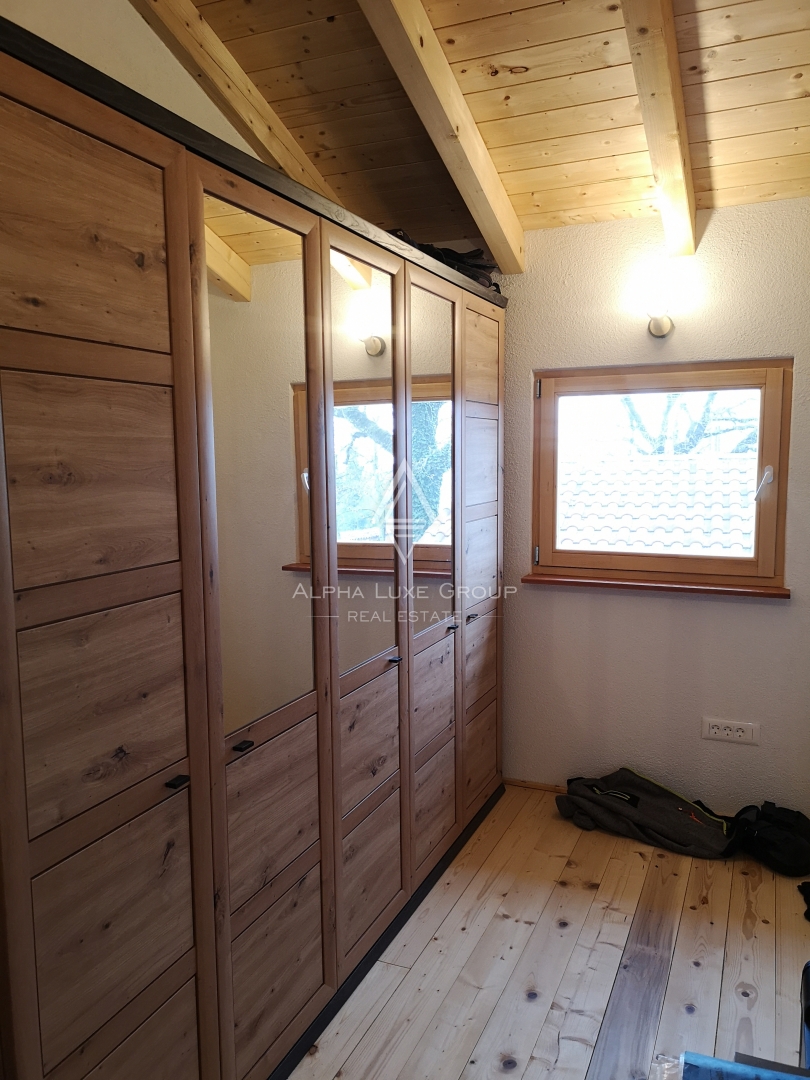 Istra, Višnjan: Skandinavska lesena hiša s teraso