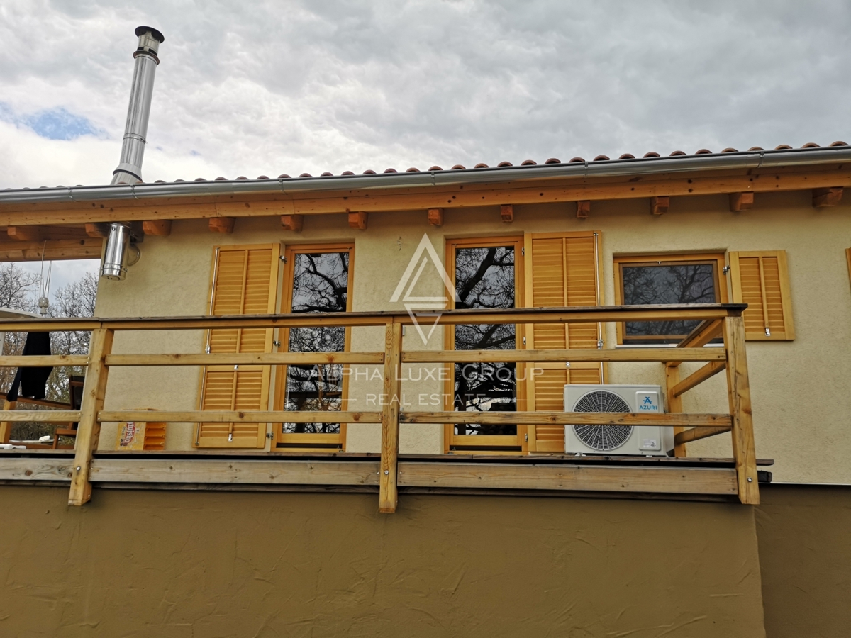 Istra, Višnjan: Skandinavska lesena hiša s teraso