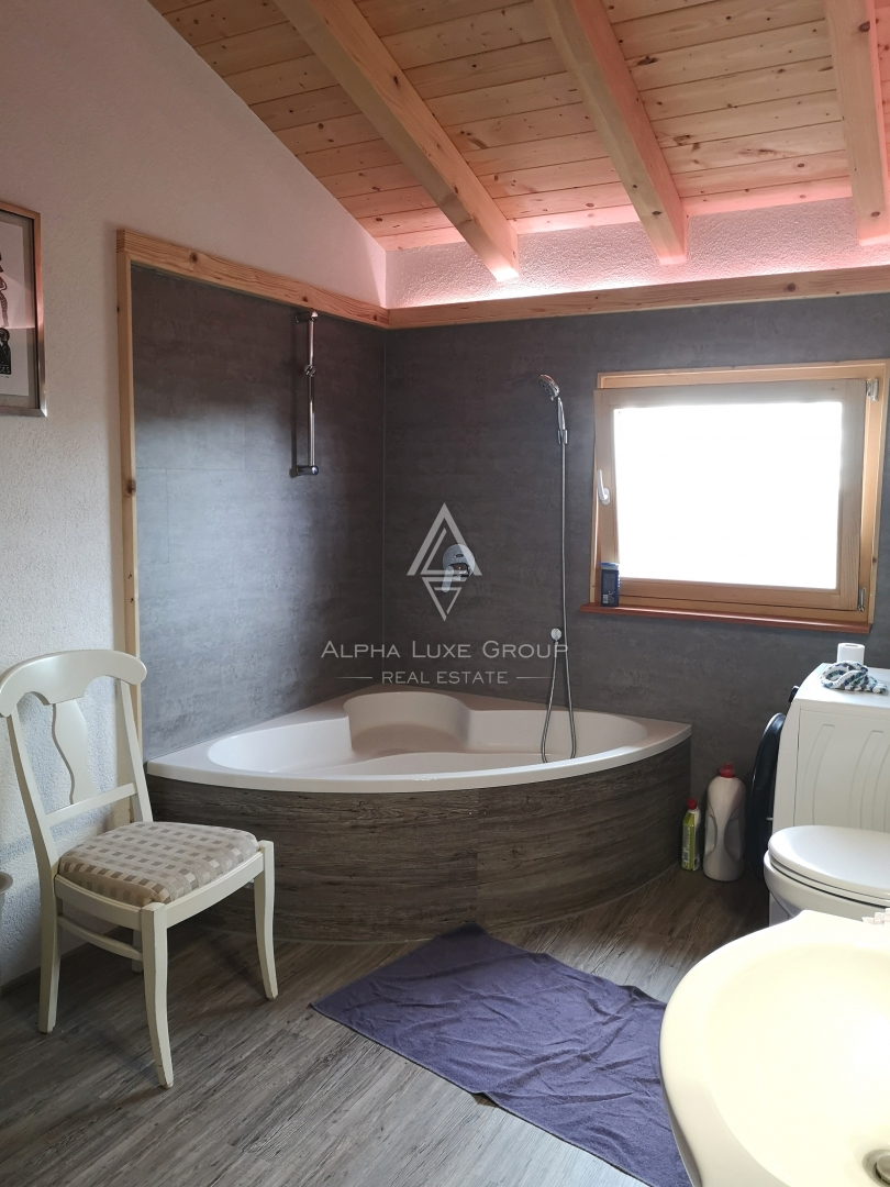 Istra, Višnjan: Skandinavska lesena hiša s teraso