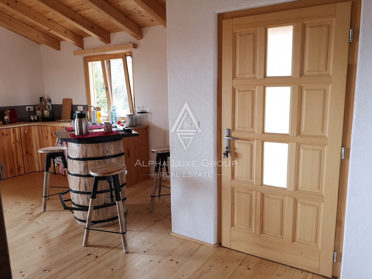 Istra, Višnjan: Skandinavska lesena hiša s teraso