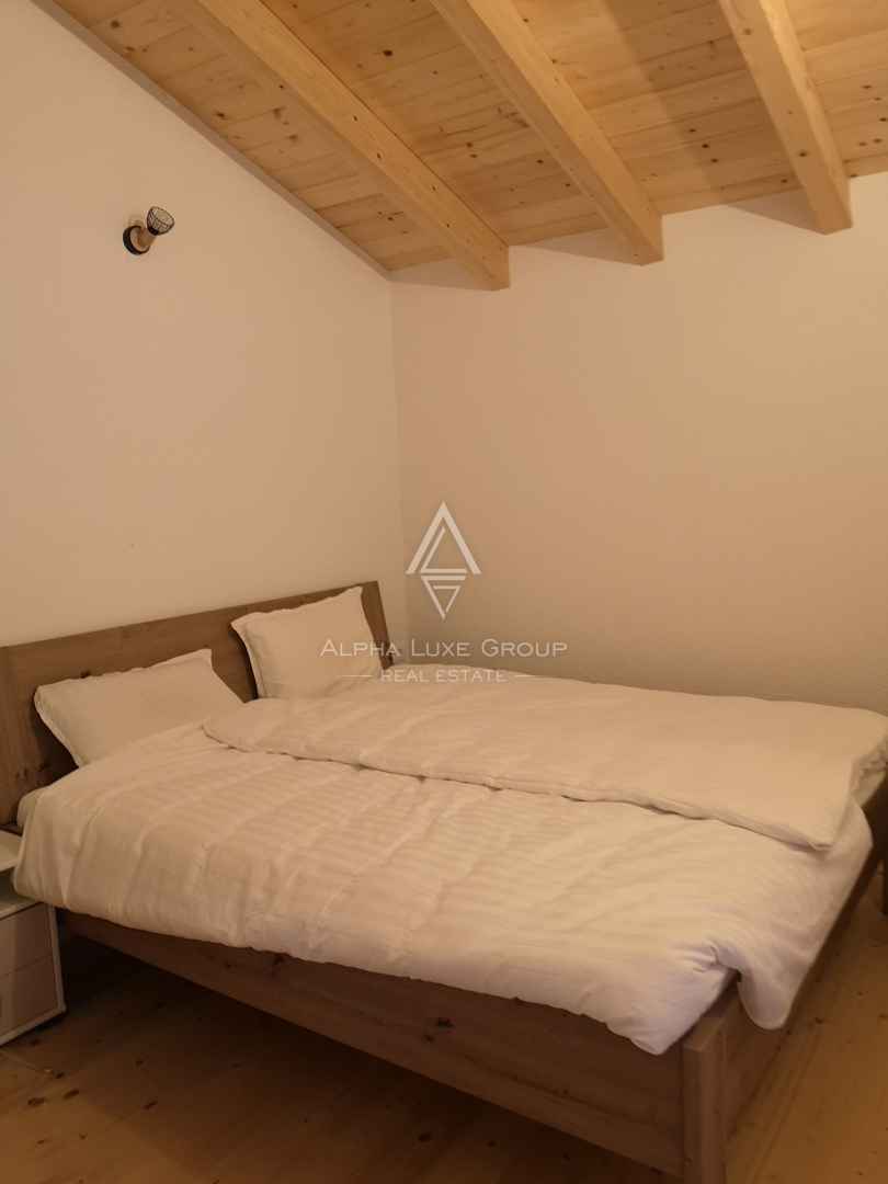 Istra, Višnjan: Skandinavska lesena hiša s teraso