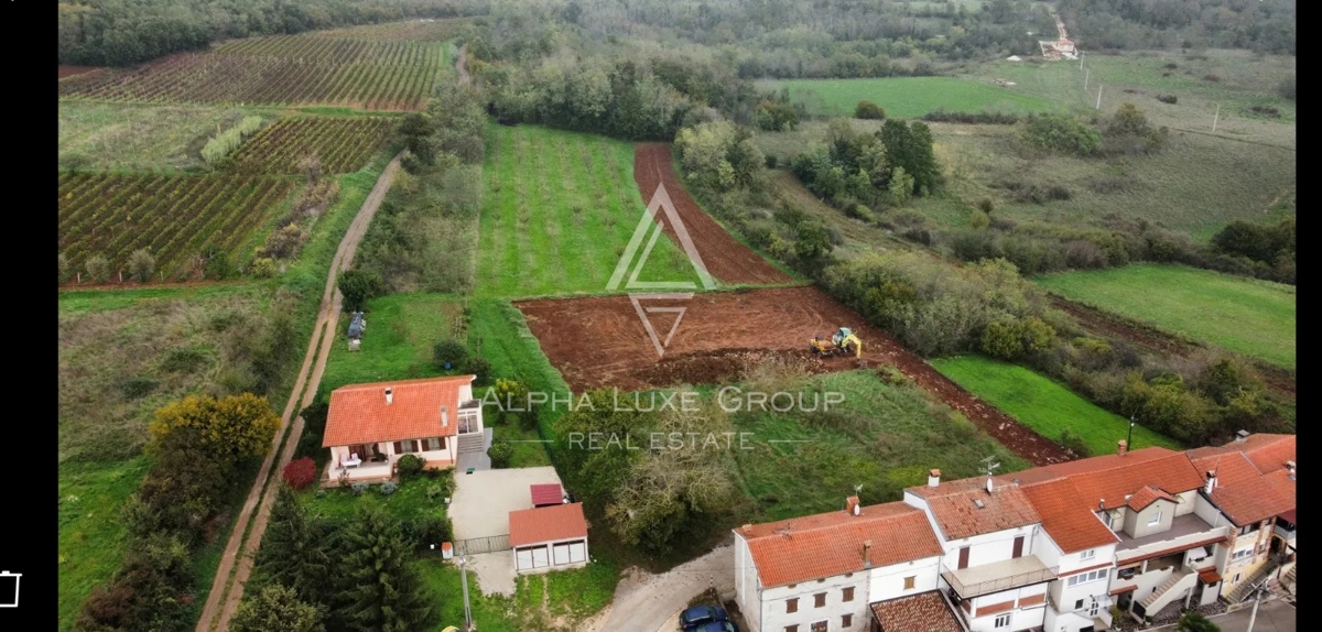 Istra, Višnjan: Gradbena parcela v mirni istrski vasici na prodaj