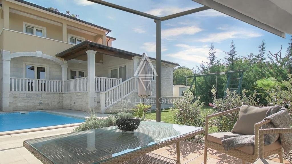 Istra, Poreč okolica, Prostorna vila s panoramskim razgledom naprodaj