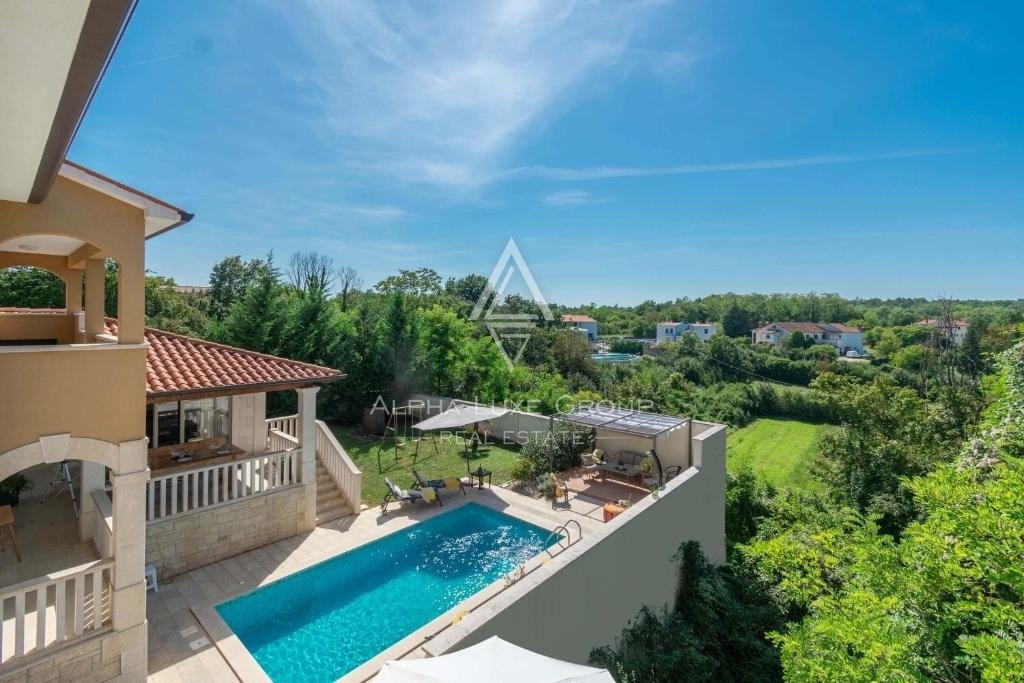 Istra, Poreč okolica, Prostorna vila s panoramskim razgledom naprodaj
