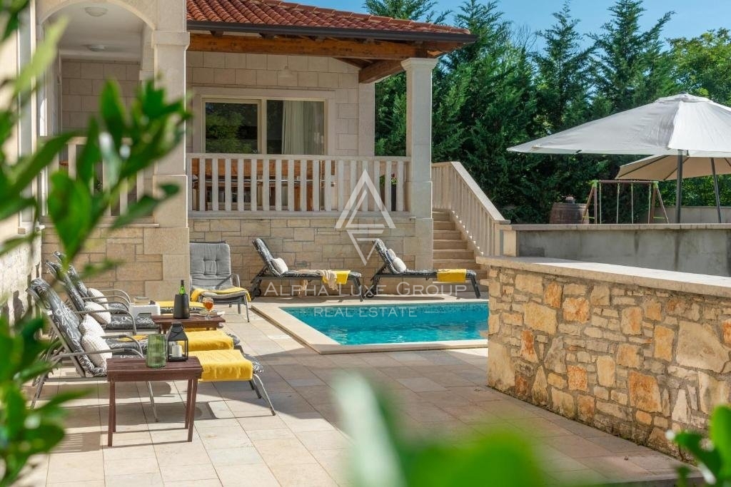 Istra, Poreč okolica, Prostorna vila s panoramskim razgledom naprodaj