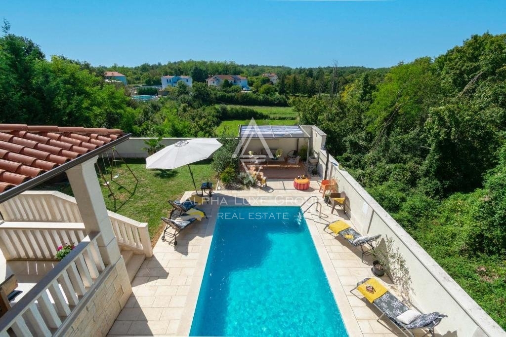 Istra, Poreč okolica, Prostorna vila s panoramskim razgledom naprodaj