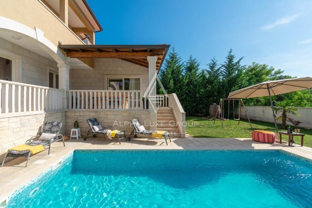 Istra, Poreč okolica, Prostorna vila s panoramskim razgledom naprodaj