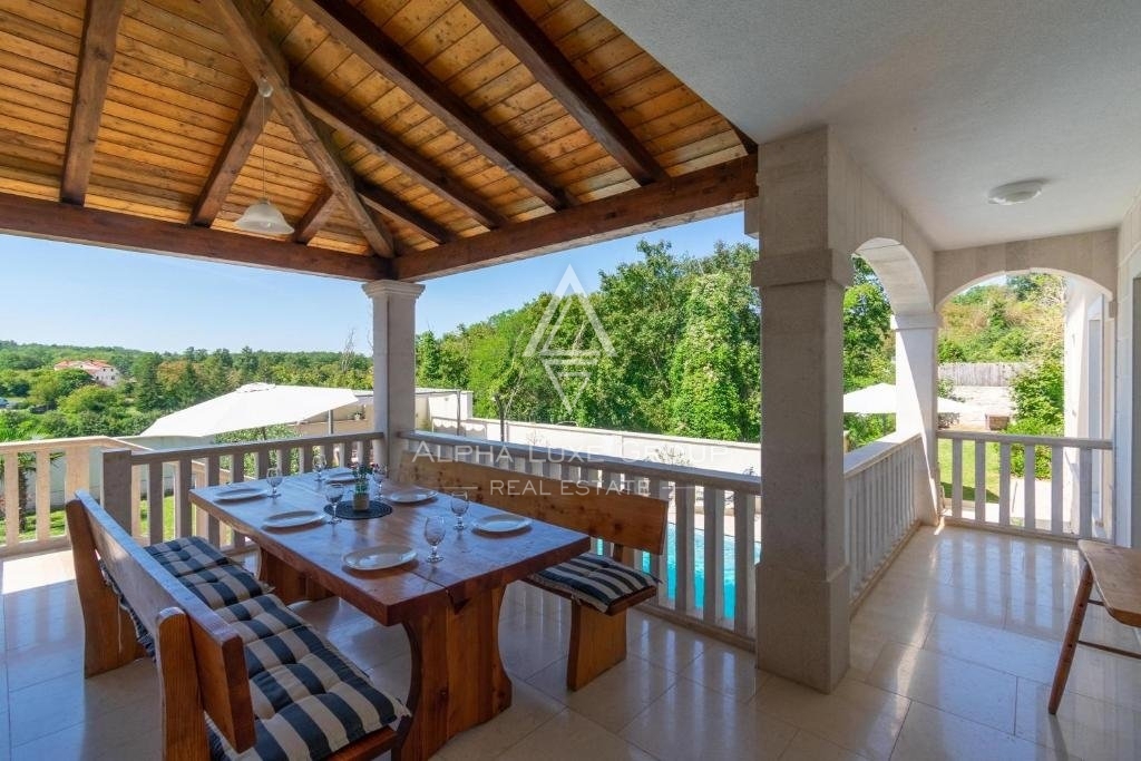 Istra, Poreč okolica, Prostorna vila s panoramskim razgledom naprodaj
