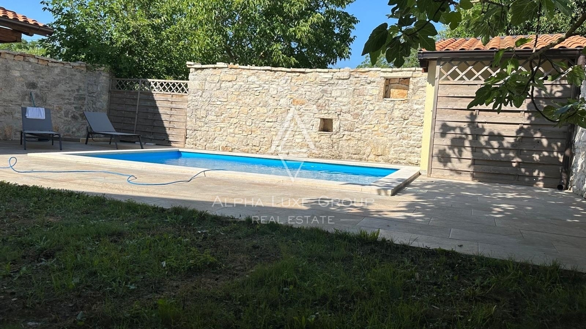 Istra, Tinjan, Prenovljena kamnita hiša s pomožnim objektom