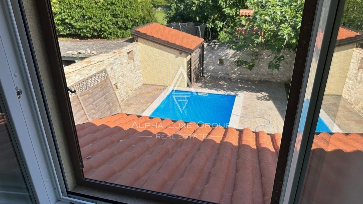 Istra, Tinjan, Prenovljena kamnita hiša s pomožnim objektom