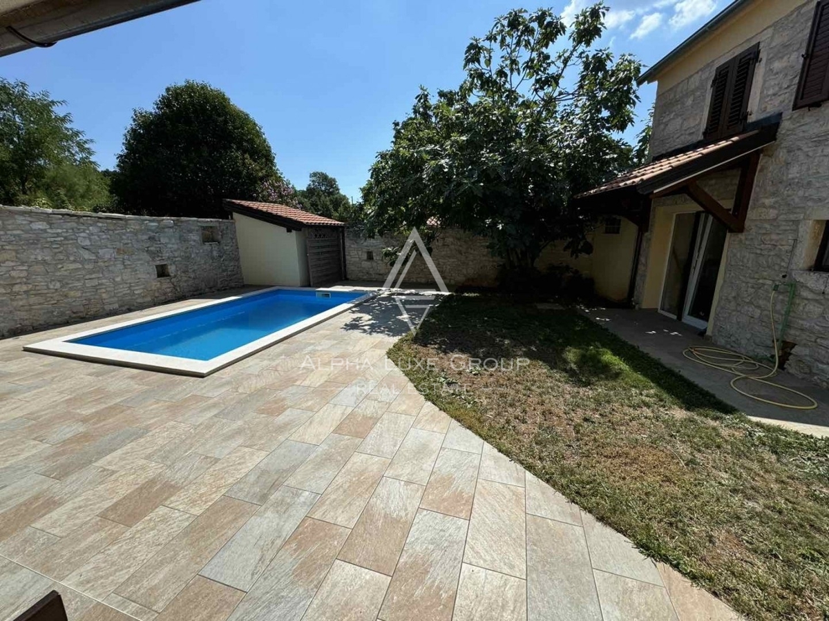 Istra, Tinjan, Prenovljena kamnita hiša s pomožnim objektom