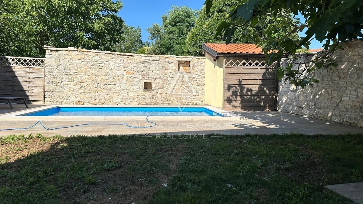 Istra, Tinjan, Prenovljena kamnita hiša s pomožnim objektom