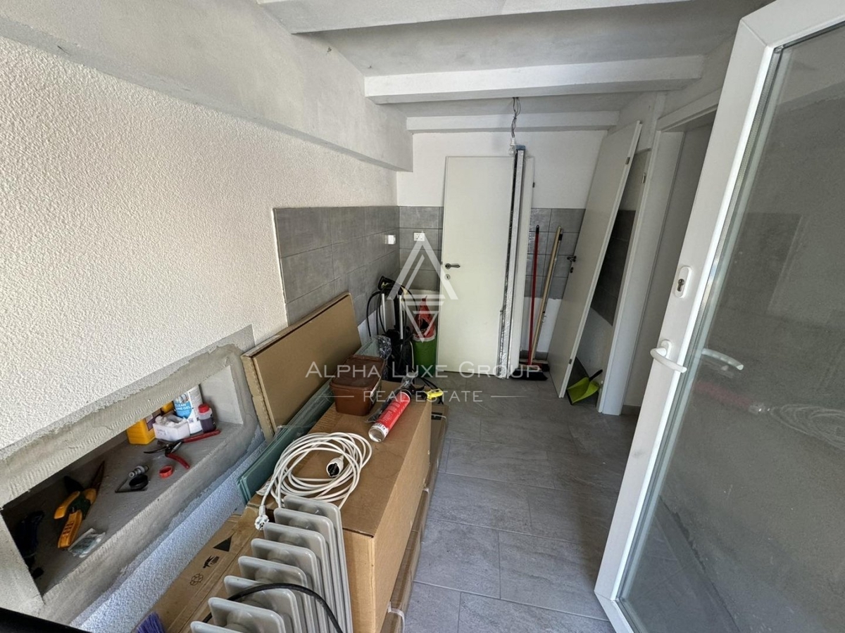 Istra, Tinjan, Prenovljena kamnita hiša s pomožnim objektom