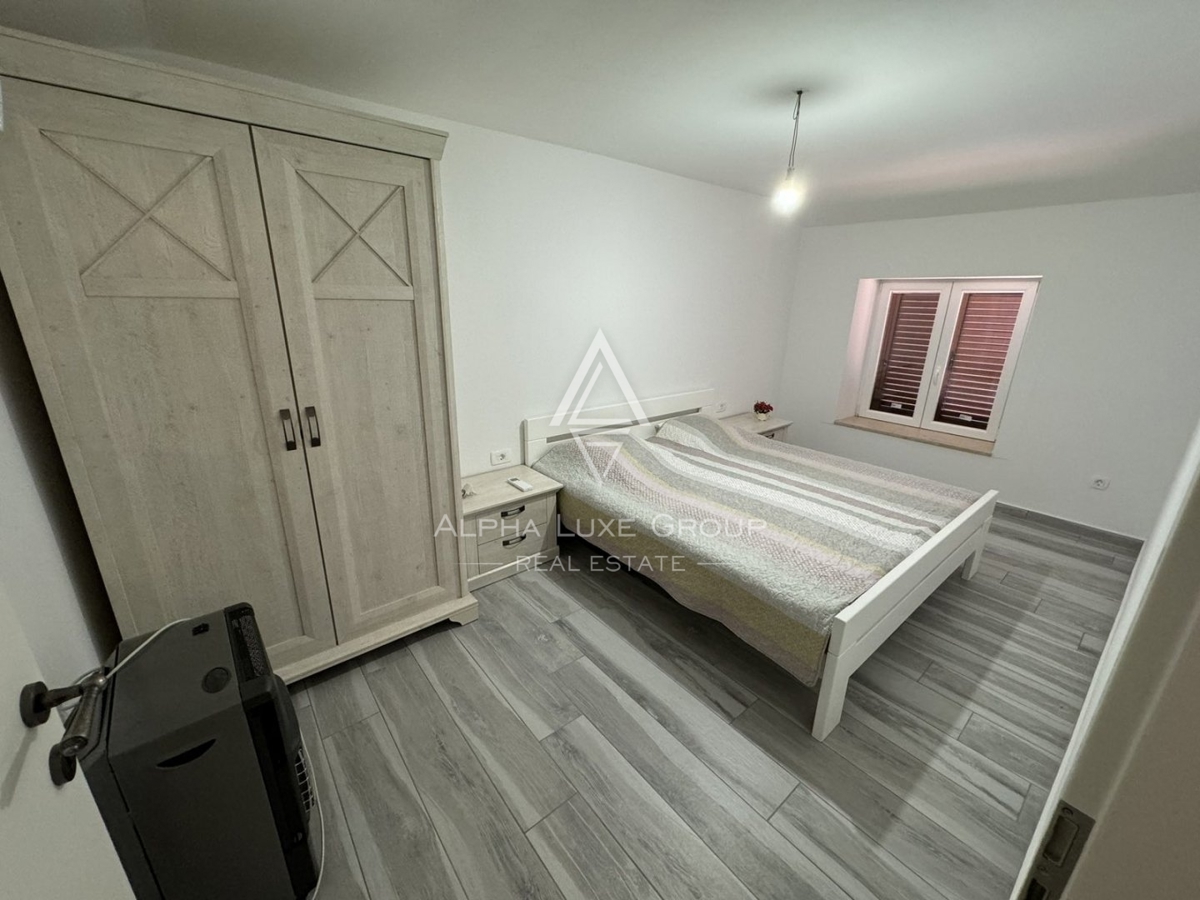 Istra, Tinjan, Prenovljena kamnita hiša s pomožnim objektom