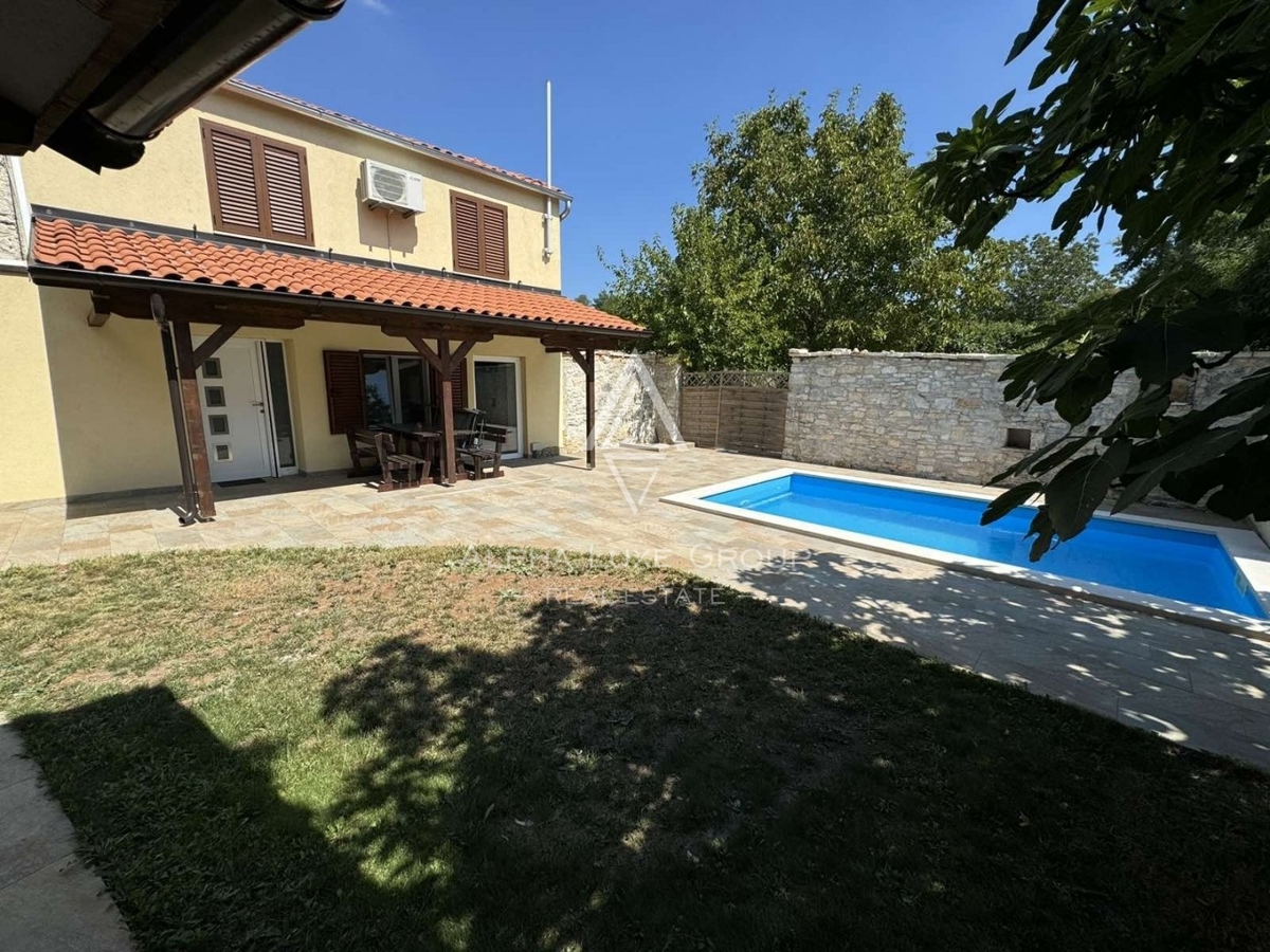 Istra, Tinjan, Prenovljena kamnita hiša s pomožnim objektom