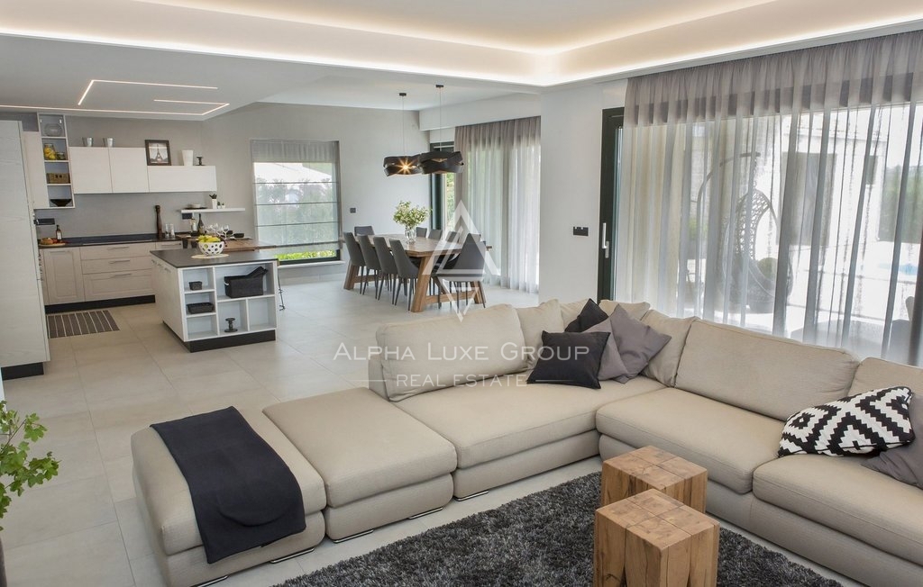 Istra, Sveti Lovreč- Moderna vila z bazenom in velikim vrtom