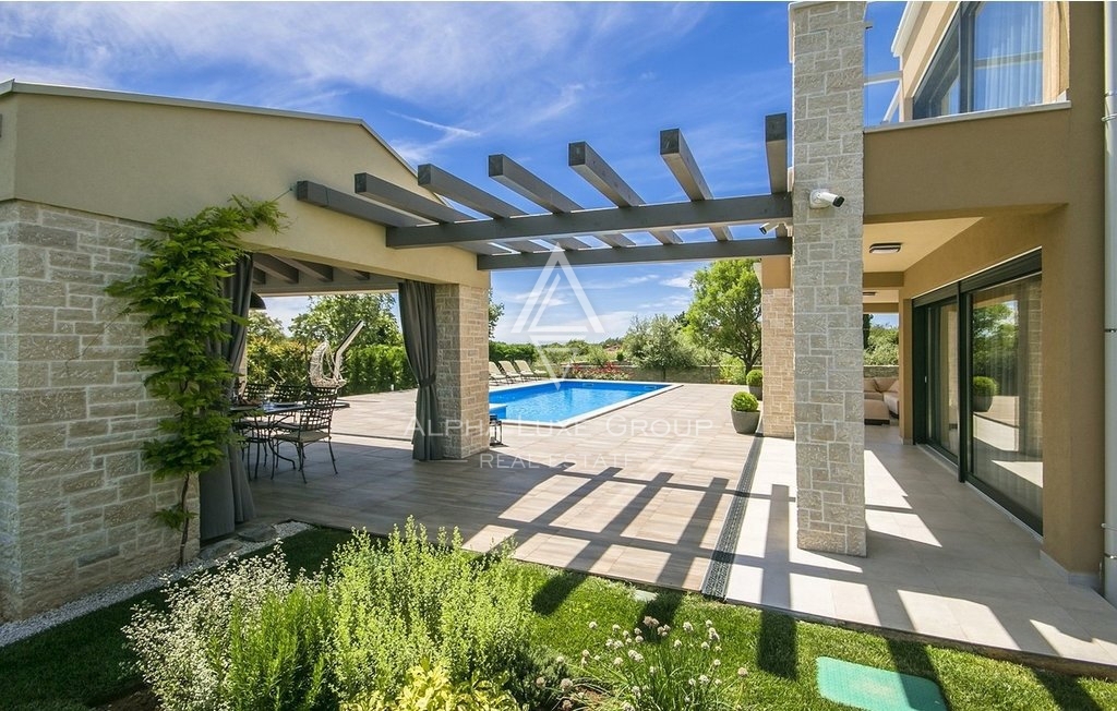Istra, Sveti Lovreč- Moderna vila z bazenom in velikim vrtom