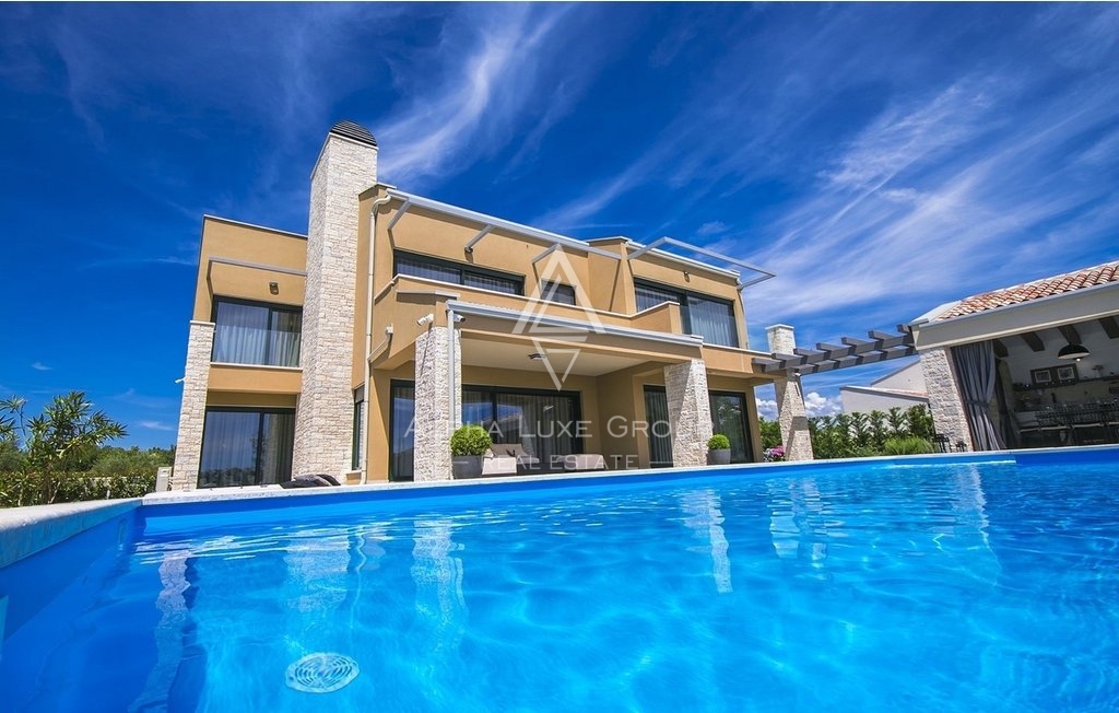 Istra, Sveti Lovreč- Moderna vila z bazenom in velikim vrtom