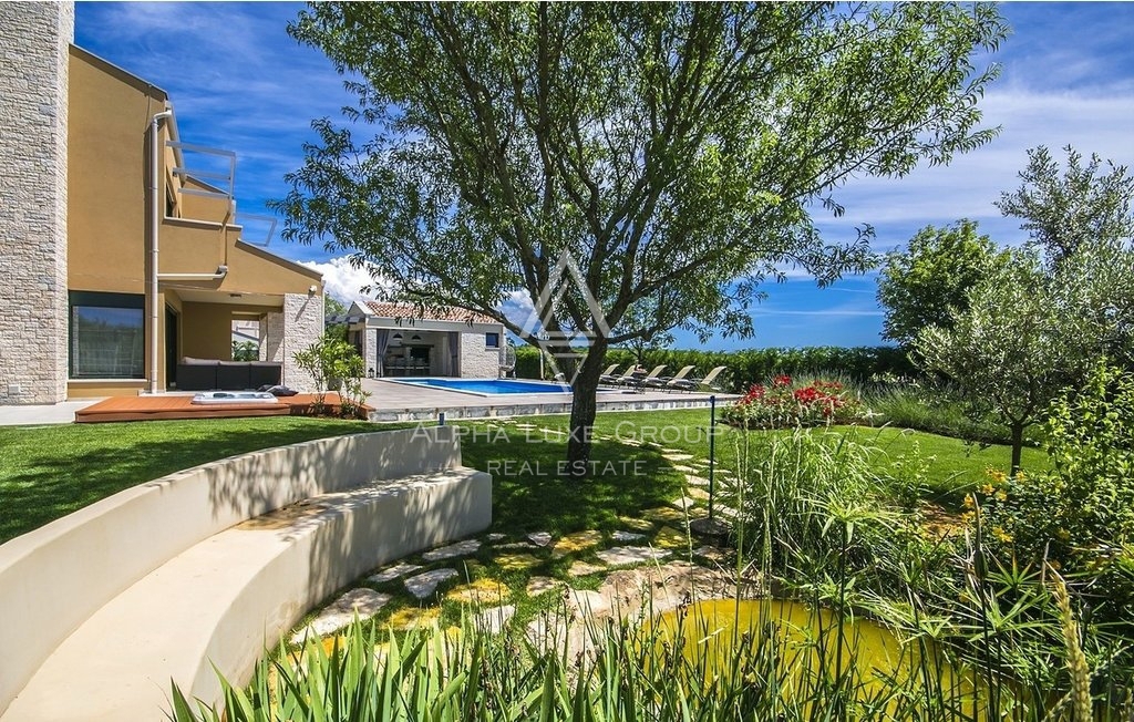 Istra, Sveti Lovreč- Moderna vila z bazenom in velikim vrtom