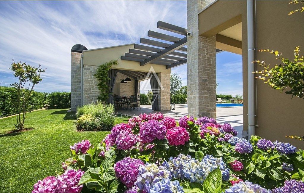 Istra, Sveti Lovreč- Moderna vila z bazenom in velikim vrtom