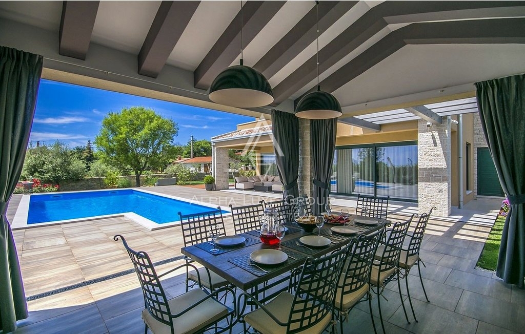 Istra, Sveti Lovreč- Moderna vila z bazenom in velikim vrtom