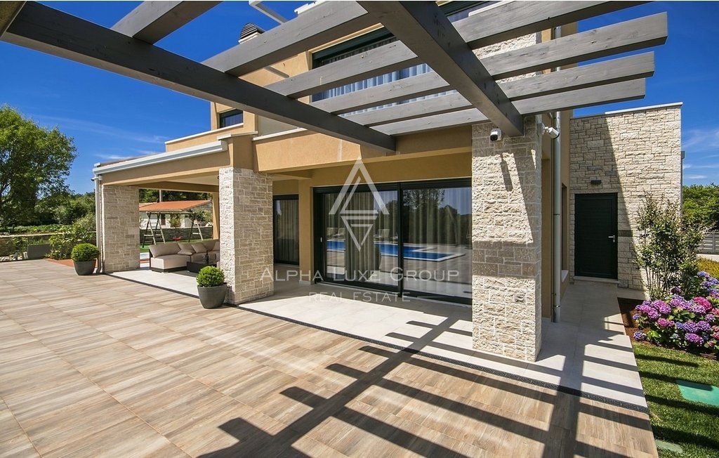 Istra, Sveti Lovreč- Moderna vila z bazenom in velikim vrtom