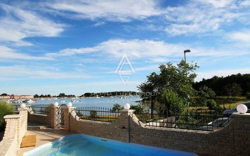 Istra, Medulin – Edinstvena vila ob plaži z investicijskim potencialom