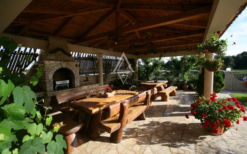 Istra, Medulin – Edinstvena vila ob plaži z investicijskim potencialom