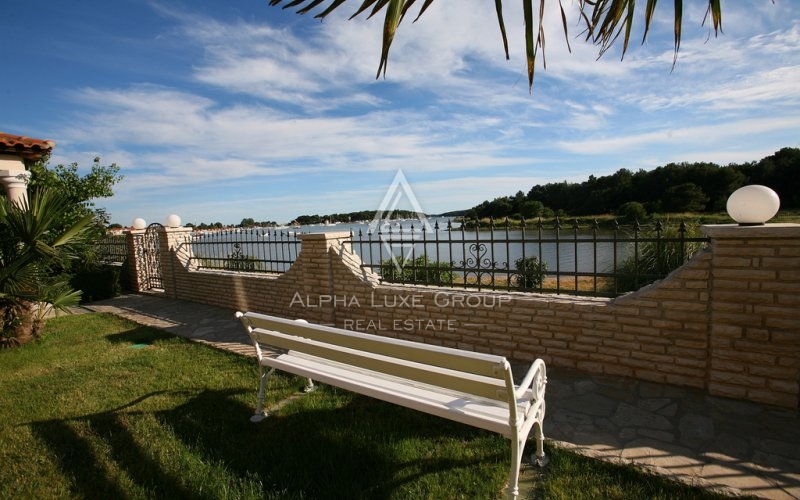 Istra, Medulin – Edinstvena vila ob plaži z investicijskim potencialom