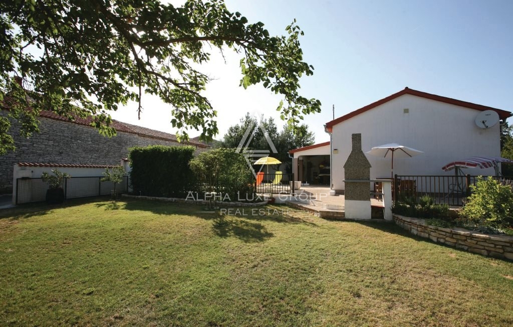 Marčana, Peruški: Na novo prenovljena kamnita vila z bazenom naprodaj