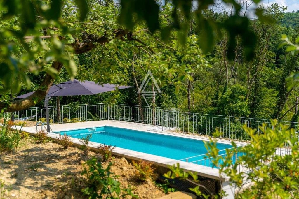 Novaki Pazinski, Istra: Sodobna vila z bazenom na osamljeni lokaciji