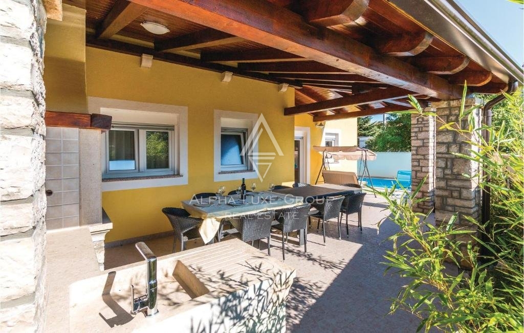 Poreč, Istra - Elegantna dvostanovanjska vila z zasebnim bazenom zdaj na voljo