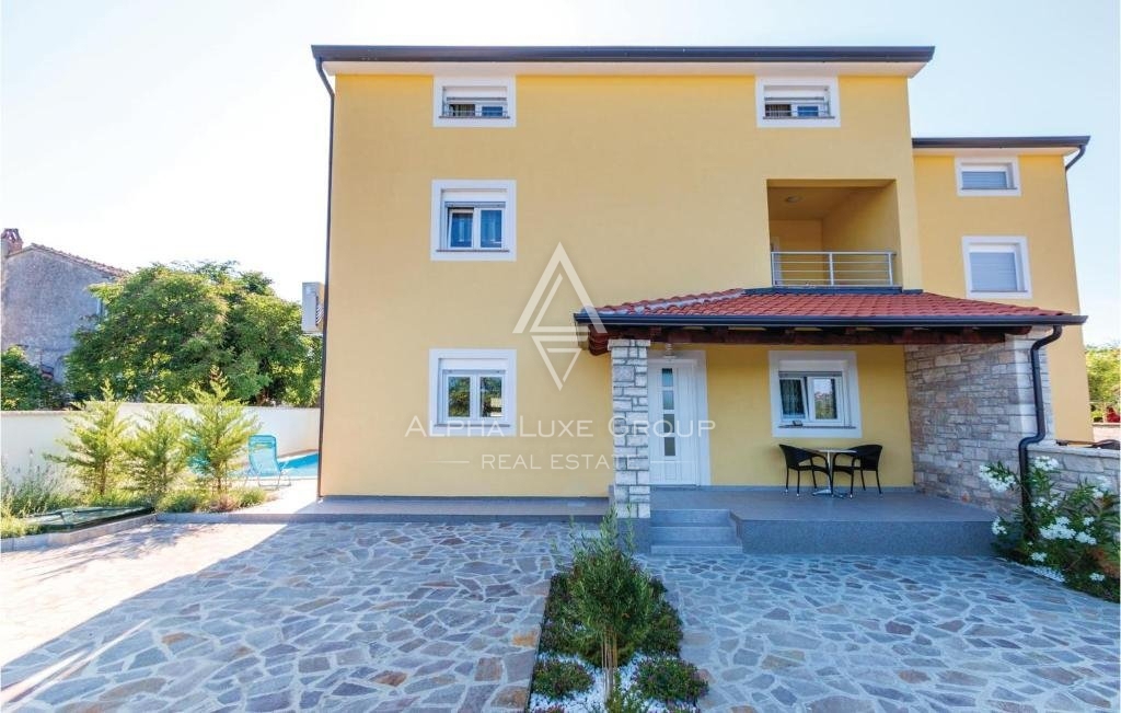 Poreč, Istra - Elegantna dvostanovanjska vila z zasebnim bazenom zdaj na voljo