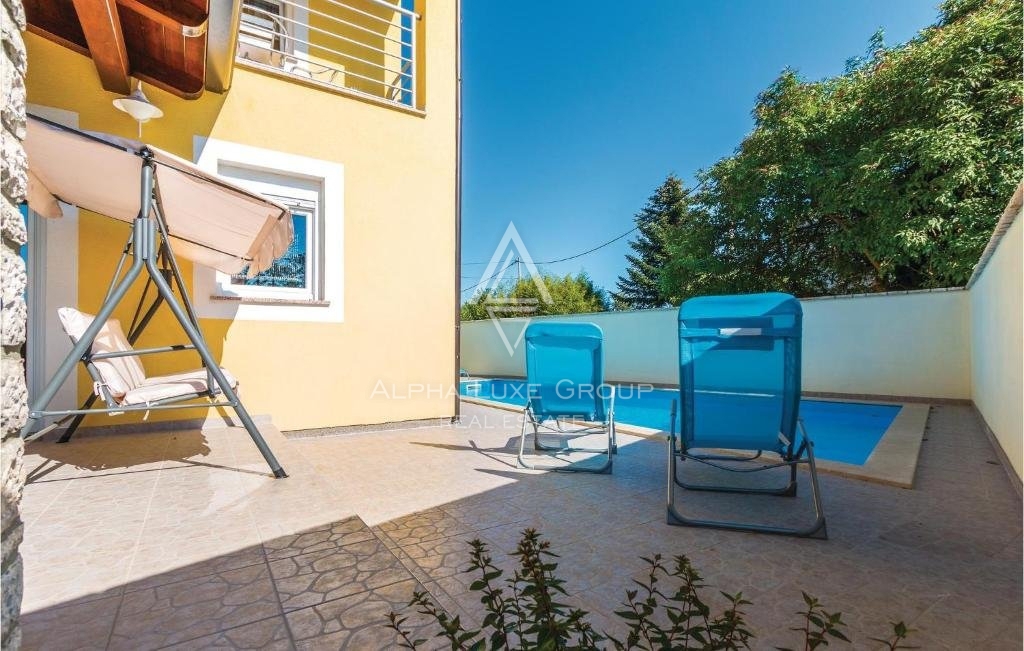 Poreč, Istra - Elegantna dvostanovanjska vila z zasebnim bazenom zdaj na voljo