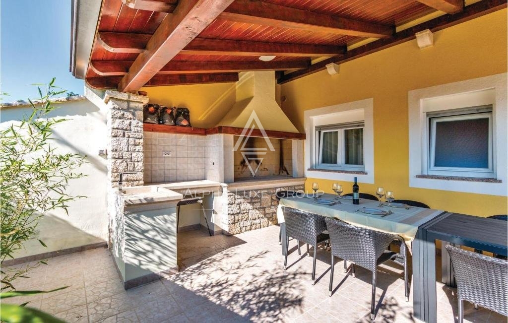 Poreč, Istra - Elegantna dvostanovanjska vila z zasebnim bazenom zdaj na voljo