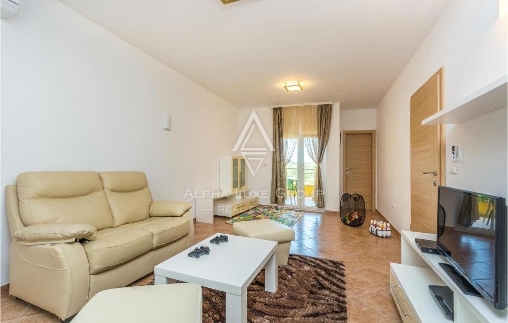 Poreč, Istra - Elegantna dvostanovanjska vila z zasebnim bazenom zdaj na voljo