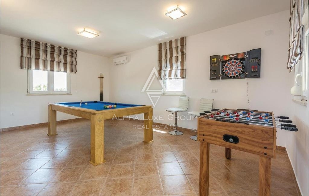 Poreč, Istra - Elegantna dvostanovanjska vila z zasebnim bazenom zdaj na voljo