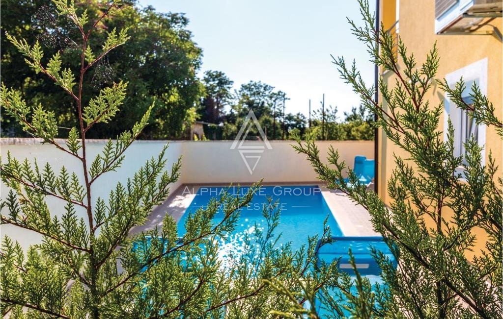 Poreč, Istra - Elegantna dvostanovanjska vila z zasebnim bazenom zdaj na voljo