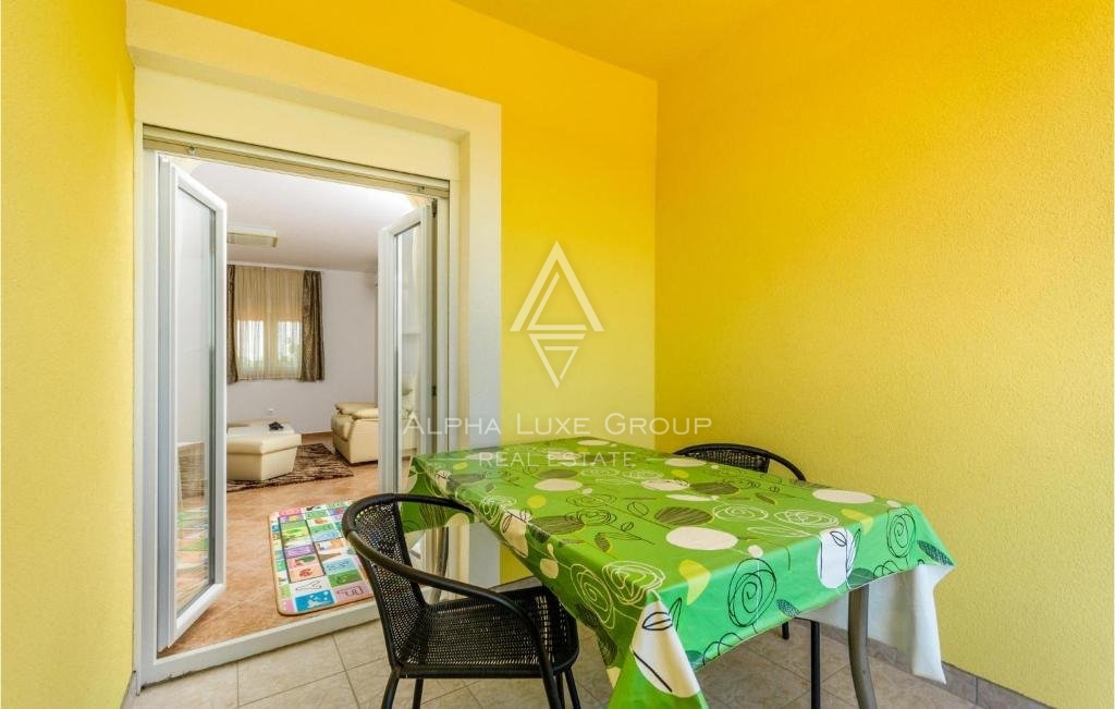 Poreč, Istra - Elegantna dvostanovanjska vila z zasebnim bazenom zdaj na voljo