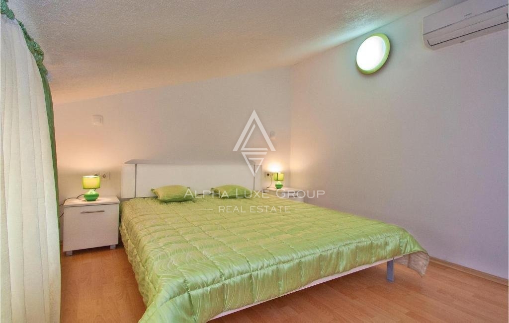 Poreč, Istra - Elegantna dvostanovanjska vila z zasebnim bazenom zdaj na voljo