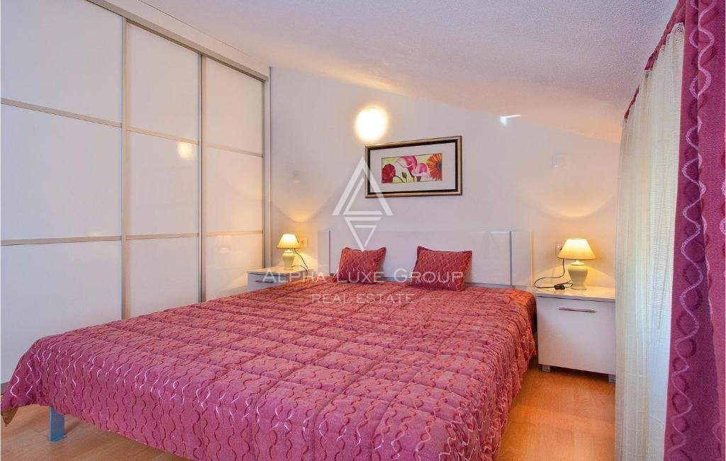 Poreč, Istra - Elegantna dvostanovanjska vila z zasebnim bazenom zdaj na voljo