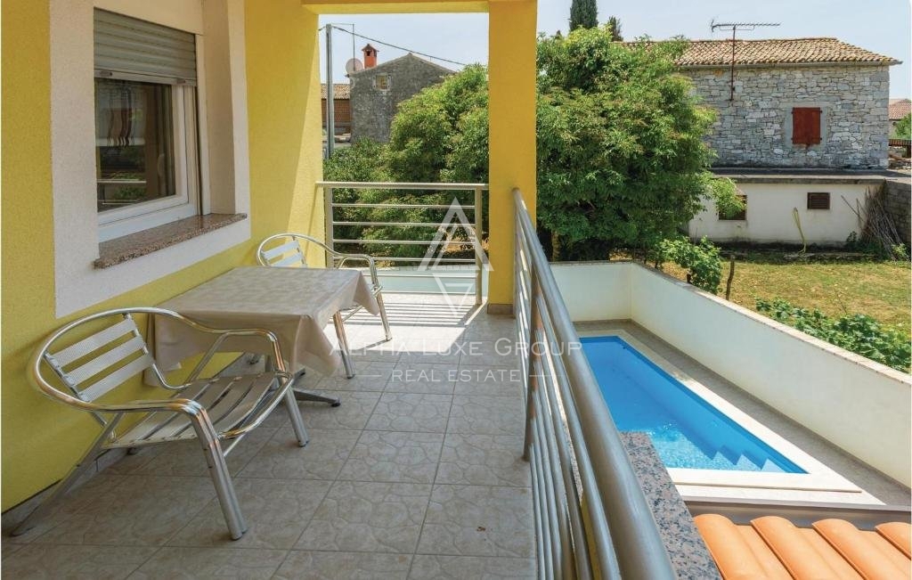Poreč, Istra - Elegantna dvostanovanjska vila z zasebnim bazenom zdaj na voljo